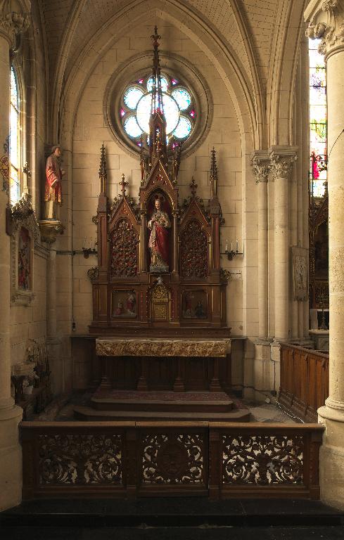Ensemble des autels secondaires de la Vierge et du Christ du Sacré-Cœur (autels composites, degrés et gradins d'autel, retables architecturés à niche, tabernacles, hauts-reliefs), de style néogothique