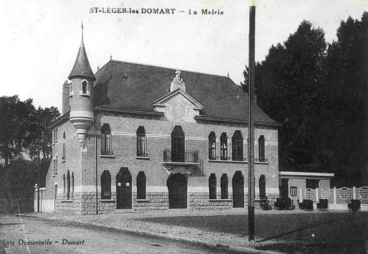 Ancienne école primaire de garçons et mairie de Saint-Léger-lès-Domart, devenue mairie et poste, puis mairie, poste et dispensaire, actuellement mairie