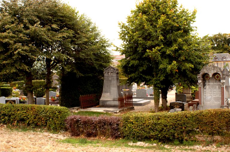Tombeau (stèle funéraire) de Marie, Margueritte Calluaud, marquise de Saveuse et de Henri, Bernard du Croquet de Saveuse, marquis de Pons-Renepont