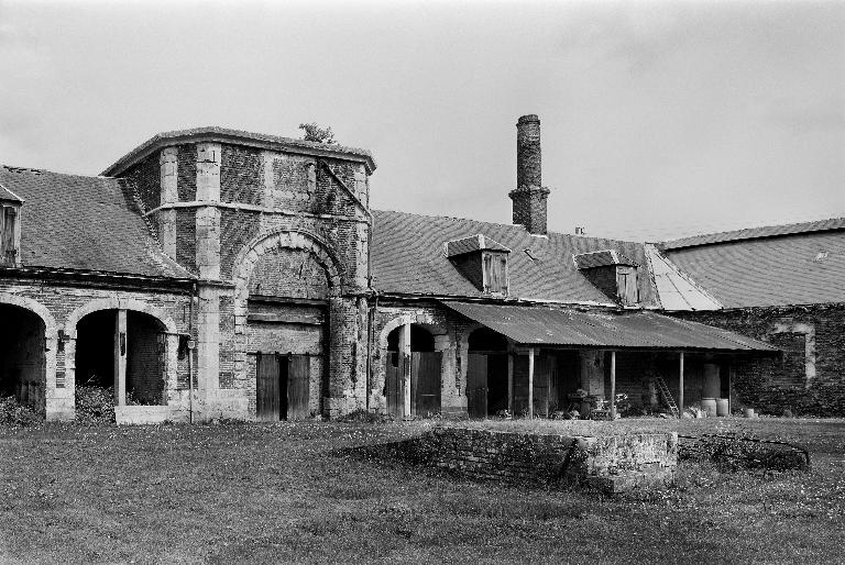 Anciennes écuries du château (détruit) de Mailly-Maillet, puis brasserie Albert Levisse