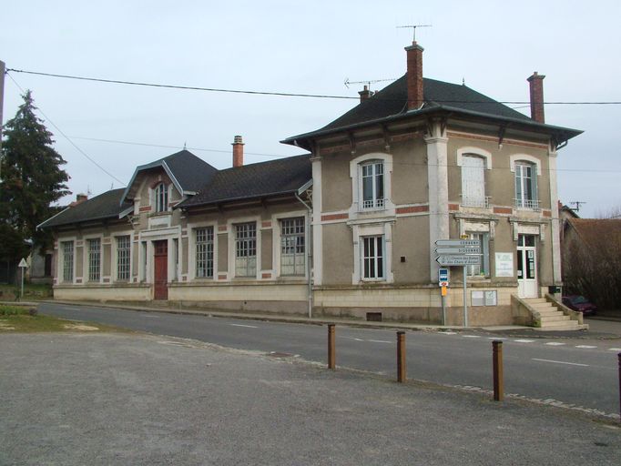 Ancienne école primaire de Craonne actuel siège de la communauté de communes du Chemin des Dames