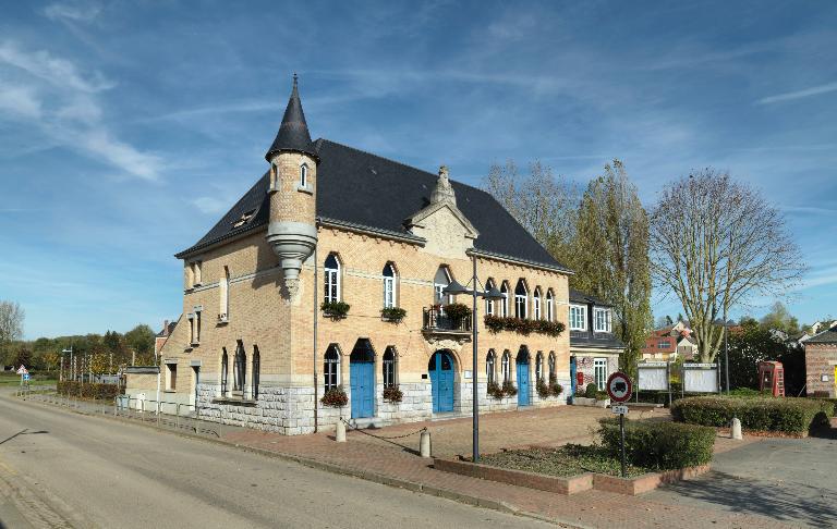 Ancienne école primaire de garçons et mairie de Saint-Léger-lès-Domart, devenue mairie et poste, puis mairie, poste et dispensaire, actuellement mairie