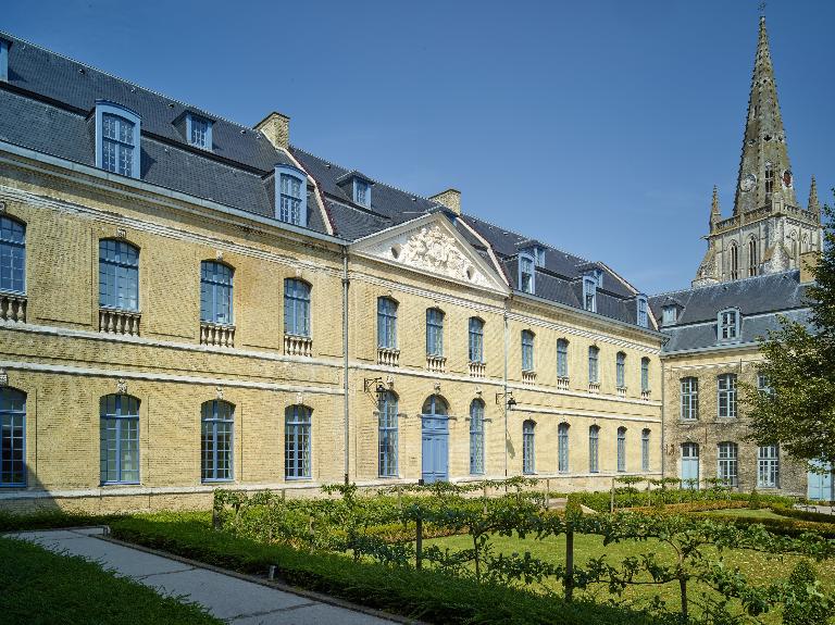 Ancien hôpital général de Saint-omer, dit hôpital général Saint-Louis, puis hospice Saint-Louis (actuellement centre administratif et hôtel de ville)