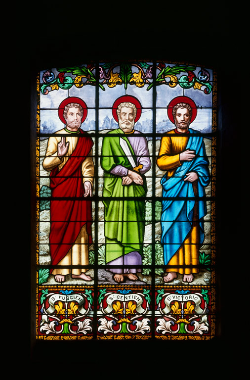 Verrière à personnages : saint Fuscien, saint Gentien et saint Victoric (baie 10)