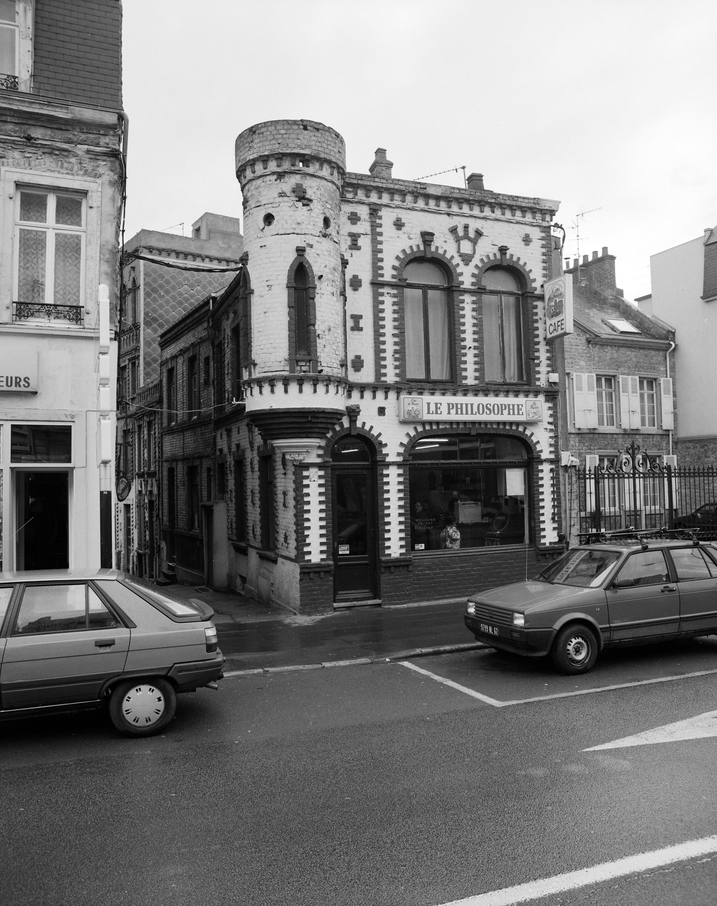 Ensemble d'édifices derrière façade