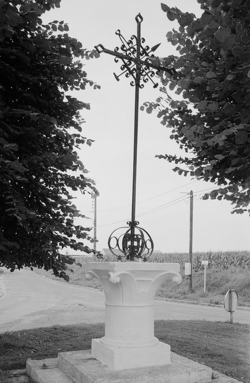 Croix de chemin (croix de carrefour) à Appilly