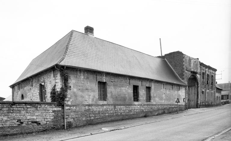 Vue d'ensemble des bâtiments sur rue, depuis l'est.