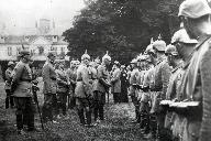 Remise de décorations dans le jardin public d'Haubourdin, en septembre 1916, par le Kronprinz Rupprecht de Bavière (devant Hindenburg), aux hommes de la 21e d'Infanterie bavaroise. 