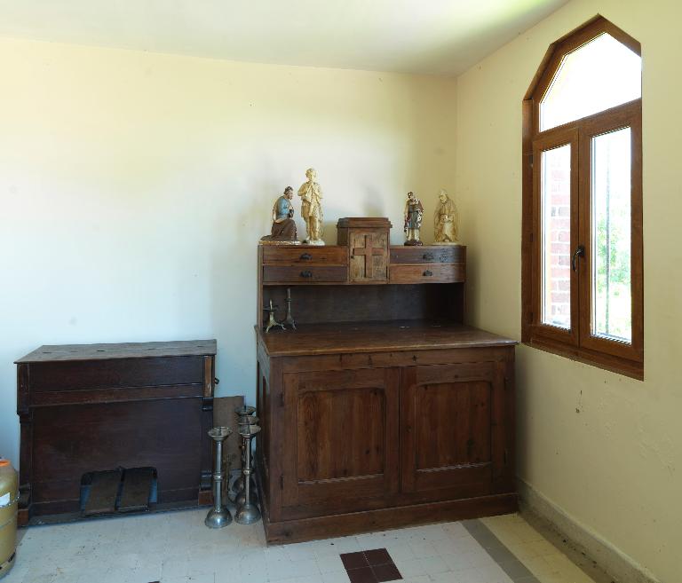 Le mobilier de l'église Saint-Fursy d'Authuille, Le meuble de sacristie et  l'harmonium. (IVR22_20128000975NUC2A) - Inventaire Général du Patrimoine  Culturel