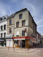 Maison à boutique à pignon sur rue