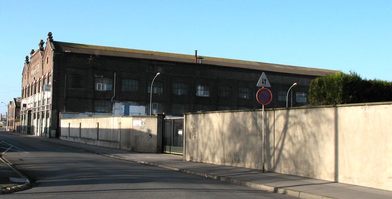 Ancienne fonderie de zinc Allary, puis usine de serrurerie (usine de coffres-forts) Fichet, puis garage de réparation automobile, puis dépôt d'autobus, puis entrepôt commercial