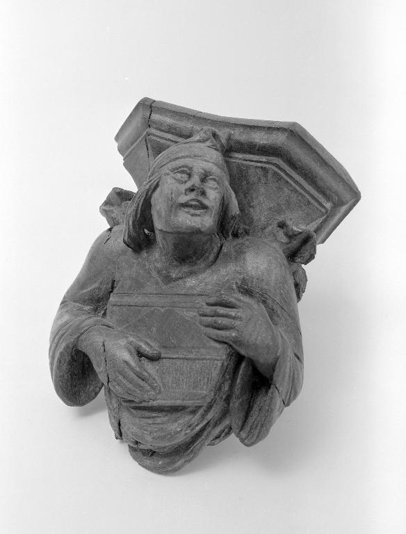Fragment d'une miséricorde en haut-relief : musicien chanteur