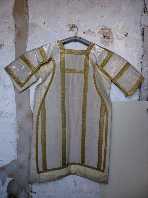 Ensemble : chasuble avec deux dalmatiques (ornement blanc, No 1)