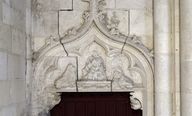 Haut-relief (décor d'architecture, décor intérieur) : deux chanoines priant la Vierge