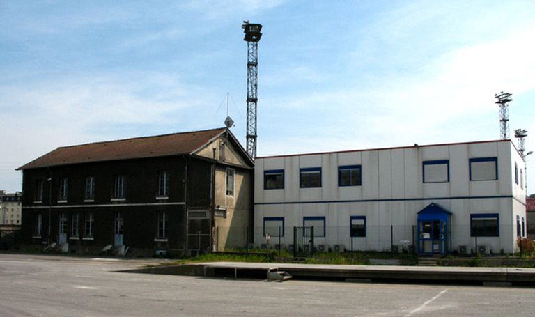 Usine de petite métallurgie (clouterie) Denille, puis tréfilerie Guttin-Landais, puis Forges, Tréfileries et Pointeries de Creil, puis Tréfilunion, puis ACOR