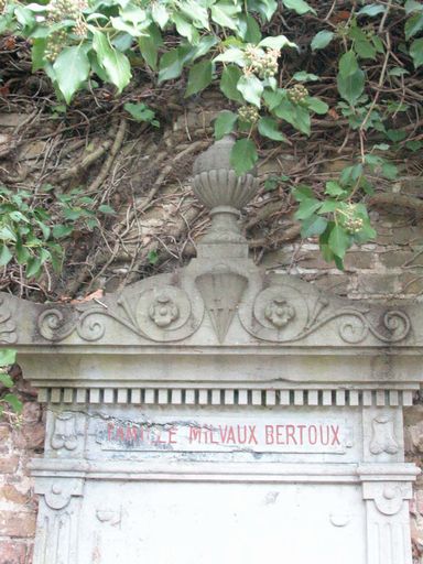 Tombeau (stèle funéraire) de la famille Milvaux-Bertoux