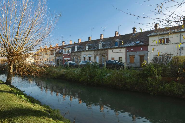 Vue d’ensemble des façades des logements de la rue Marius-Sire.