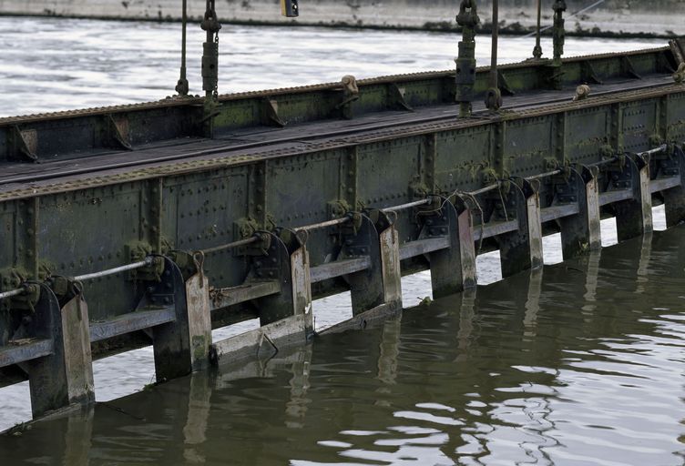 Ecluses sur l'Oise canalisée à Pont-Sainte-Maxence