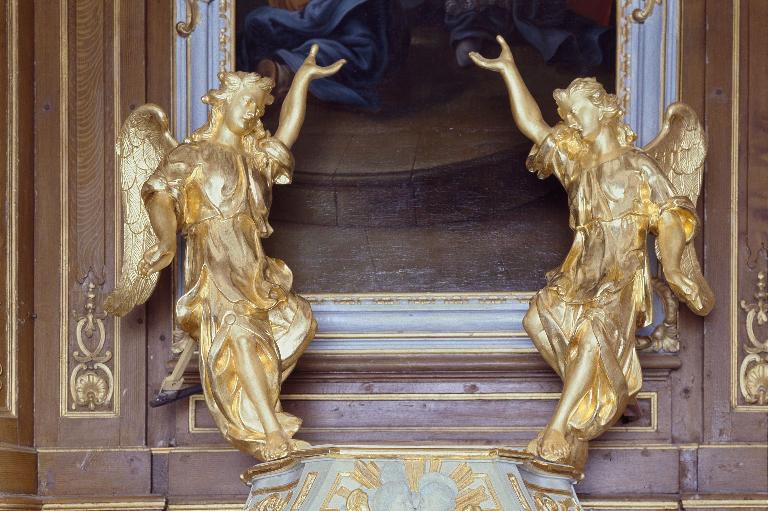 Éléments de l'exposition du tabernacle du maître-autel : deux statuettes d'anges