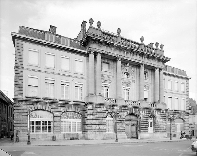 Ensemble d'édifices derrière façade (hôtel de ville, maisons), actuellement hôtel de ville de Condé-sur-l'Escaut