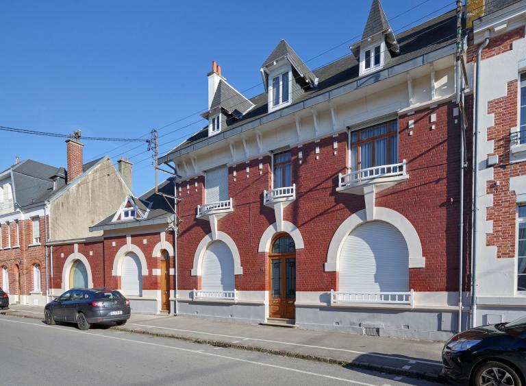 Ancienne maison et étude notariale de M. Capuron, rue marcelin-Gaudefroy. Construite par Eugène Rousseau en février 1924.
