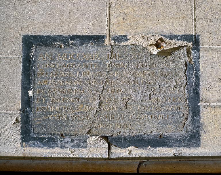 Plaque commémorative de la fondation de la chapelle du Sacré-Cœur