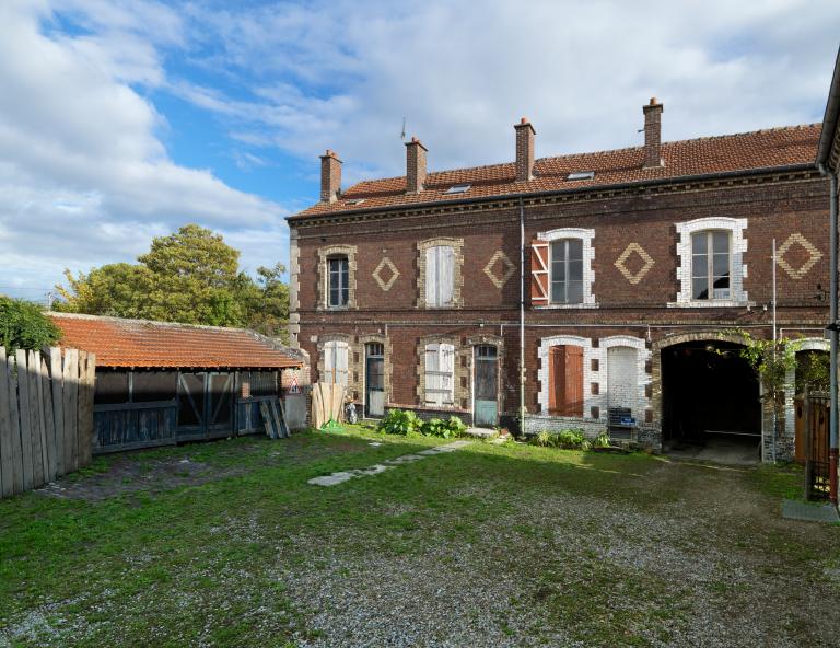 Scierie Delaplace, puis usine de chapellerie (fabrique de Chapeau-Melon) Moores et Cie, puis logements d'ouvriers (logements de cheminots) de la Compagnie des chemins de fer du Nord et usine de produits chimiques (carbonation de charbons) charbons André Lerouge, puis logements d'ouvriers (logements de cheminots) de la Compagnie des chemins de fer du Nord et usine Lesaffre et entrepôts de mélasse Fina, actuellement, association "Le Bord de l'Eau"