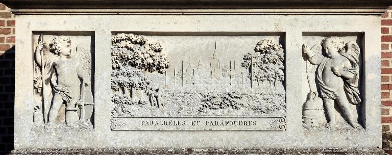 Décor sculpté (bas-relief) du tombeau de Lapostolle : Paragrêles et Parafoudres et Les génies de la Physique et de la Chimie