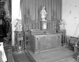 Ensemble de l'autel secondaire de la Vierge (autel, tabernacle, retable architecturé, deux statuettes sur socle)