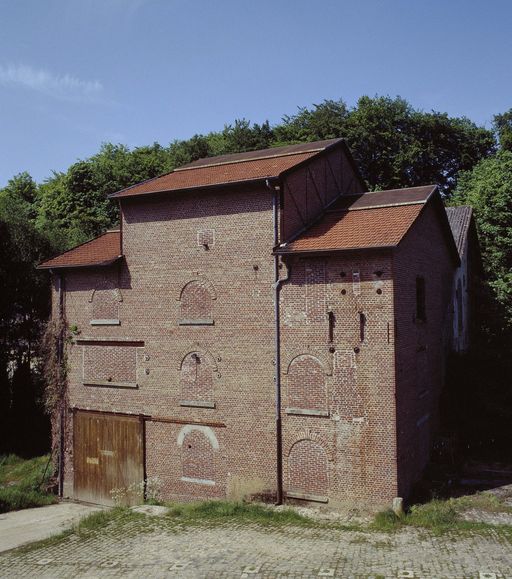 Ancienne sucrerie de betteraves et distillerie Pluchard Dumont et Cie, puis Desmarest Frères, puis Ducharron Louis, puis Rollot et Moreau, puis SA Sucrerie et Distillerie de Pierrefonds (vestiges)