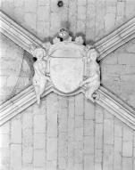 Ecu martelé porté par deux anges, 16e siècle ; nef, 4e travée.
