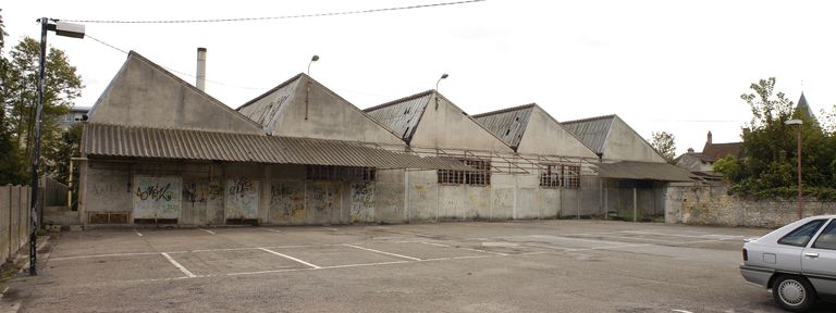 Ancien moulin à blé, dit moulin Berthault, devenu filature de laine (carderie) Achez, puis usine de chaussures Collard, puis usine de peintures et vernis Moreau, puis JM Paillard (détruit)