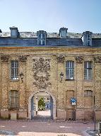 Bâtiment est qui s'élève le long de la rue du Saint-Sépulcre, élévation de la façade sur rue, détail de l'entrée de l'ancien hôpital général.