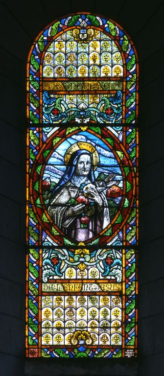 Ensemble de 9 verrières figurées : saints de l'église de France, Notre-Dame de Lourdes, Laissez venir à moi les petits enfants, symboles religieux (baies 1, 2, 5, 7, 9, 11, 13, 15, 17)