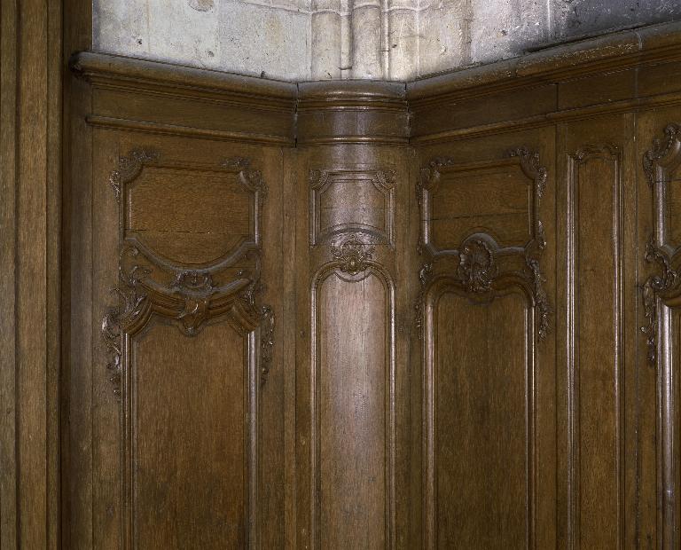 Lambris de demi-revêtement de la première chapelle sud de la nef, ou chapelle du Sacré-Cœur