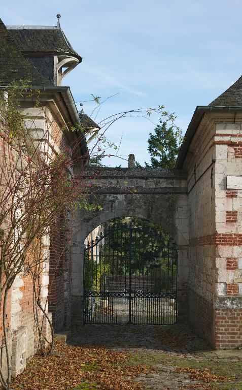 Communs, dépendances et ferme du château