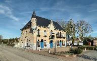 Ancienne école primaire de garçons et mairie de Saint-Léger-lès-Domart, devenue mairie et poste, puis mairie, poste et dispensaire, actuellement mairie