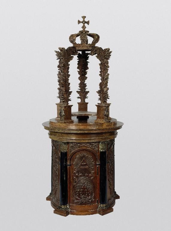 Tabernacle architecturé et exposition, de l'ensemble du maître-autel