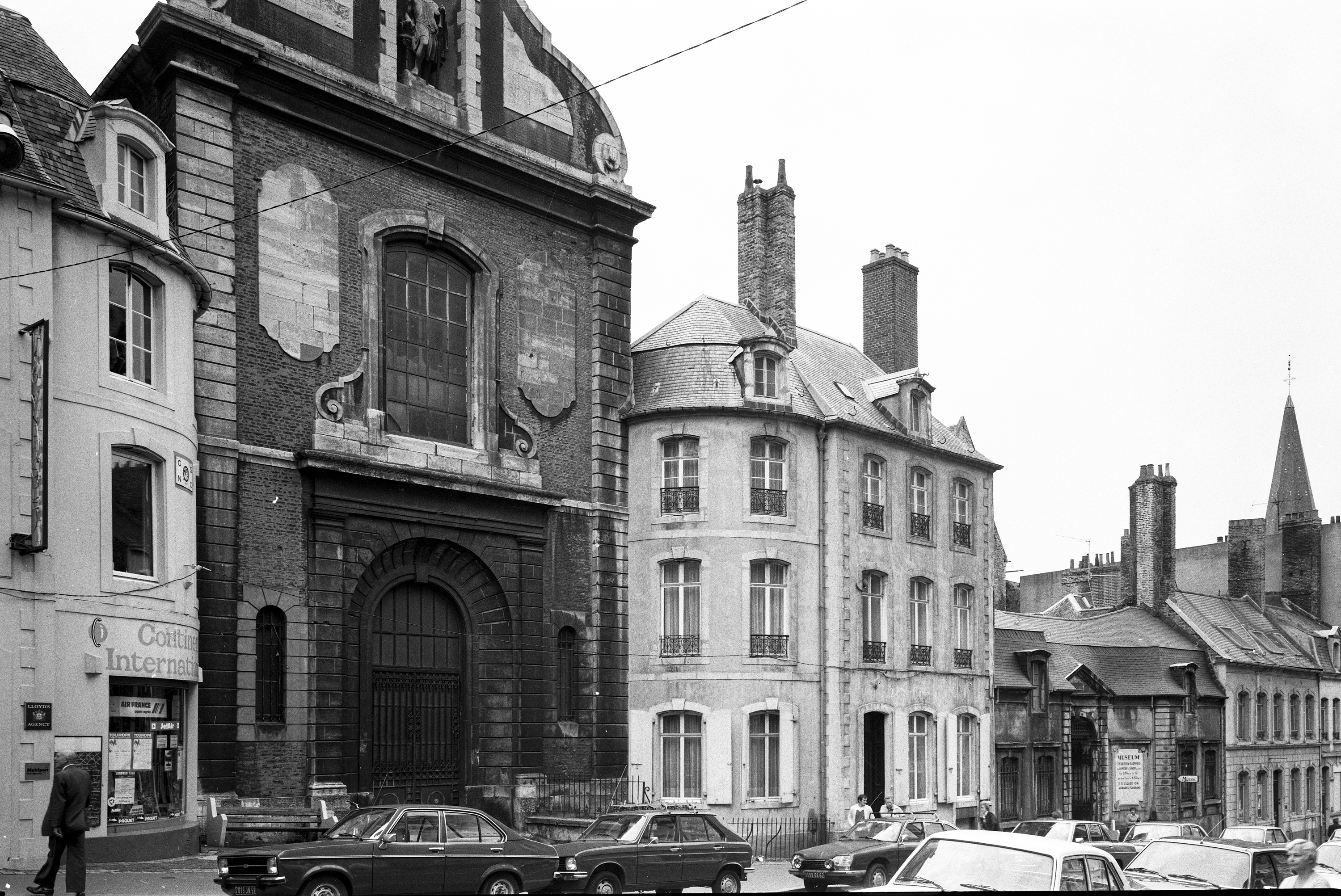Séminaire et chapelle Saint-François-de-Sales, puis école centrale du Pas-de-Calais, puis bibliothèque communale, puis musée communal, actuellement université