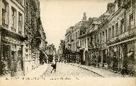 La rue d'Orchies vers la Grand'Place, carte postale début du 20e siècle (Médiathèque Saint-Amand-les-Eaux).