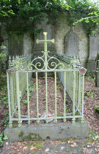 Tombeau (stèle funéraire) de la famille Bondois-Baril