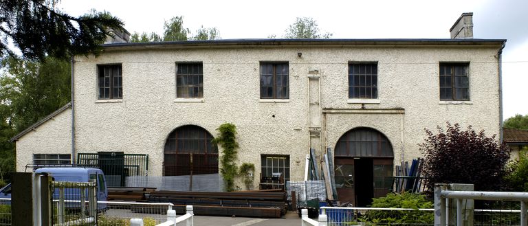 Ancien moulin à foulon et à blé Schillings, puis Gosse de Billy, devenu filature de laine Thiré, puis de Lucay, devenue usine de boutons Trannoy, puis usine de transformation des métaux dite Société des poudres métalliques Doral