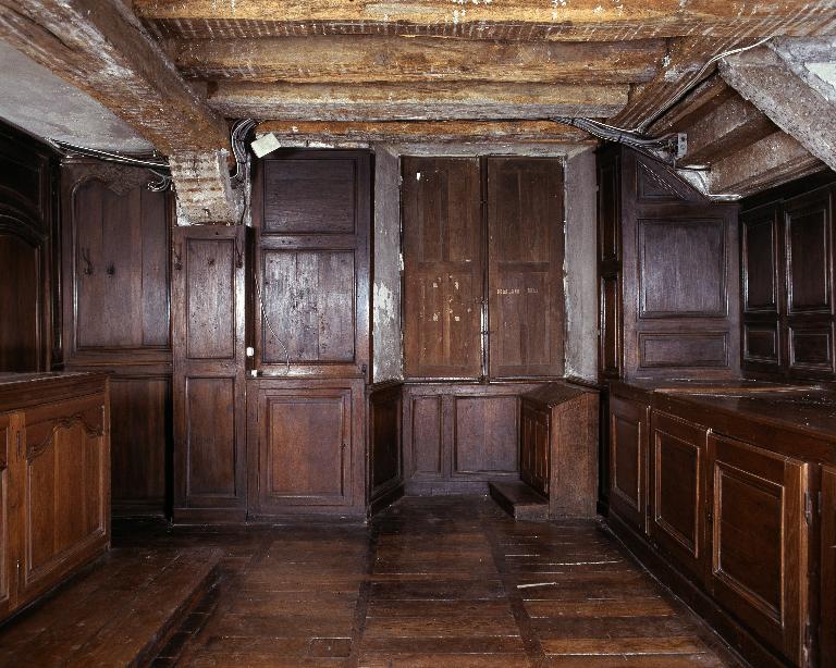 Meuble de sacristie : armoire aux vases sacrés, chapier, chasublier