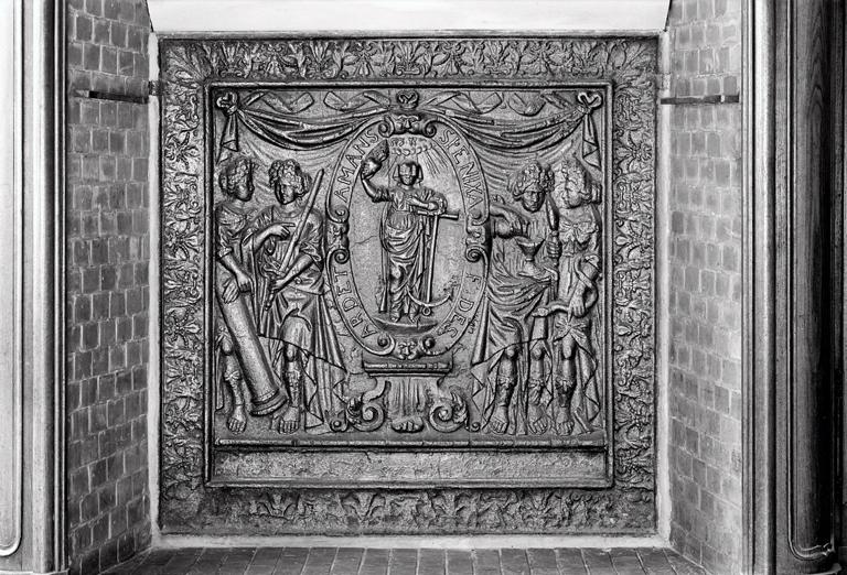 Plaque de cheminée : Les quatre Vertus cardinales encadrant la figure des Vertus théologales ou Allégorie des 7 Vertus