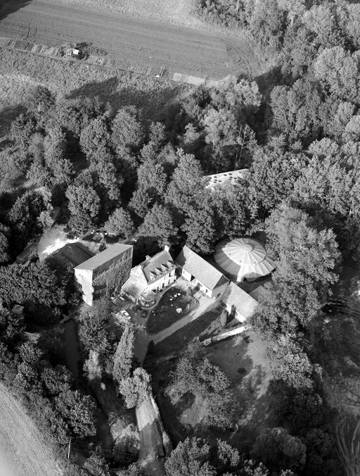 Ancien moulin à farine, dit moulin de Pierre, puis minoterie Malécot, devenue école de cirque Fratellini