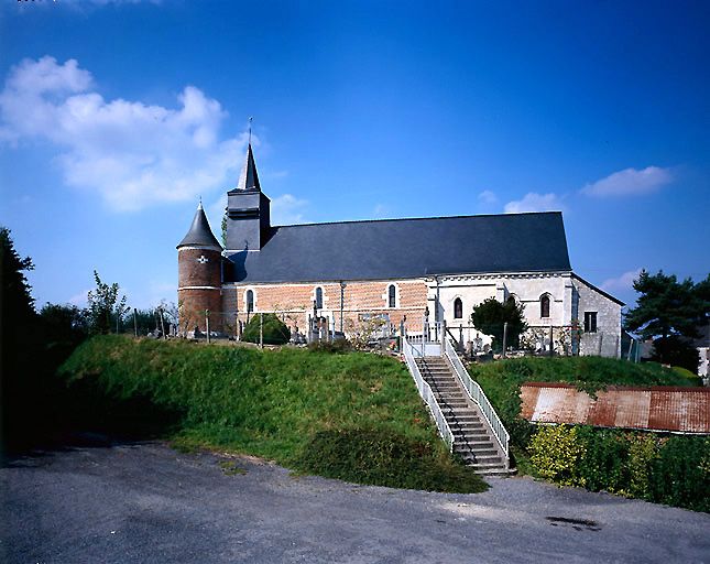 Eglise paroissiale fortifiée et cimetière Saint-Remi de Logny-lès-Aubenton