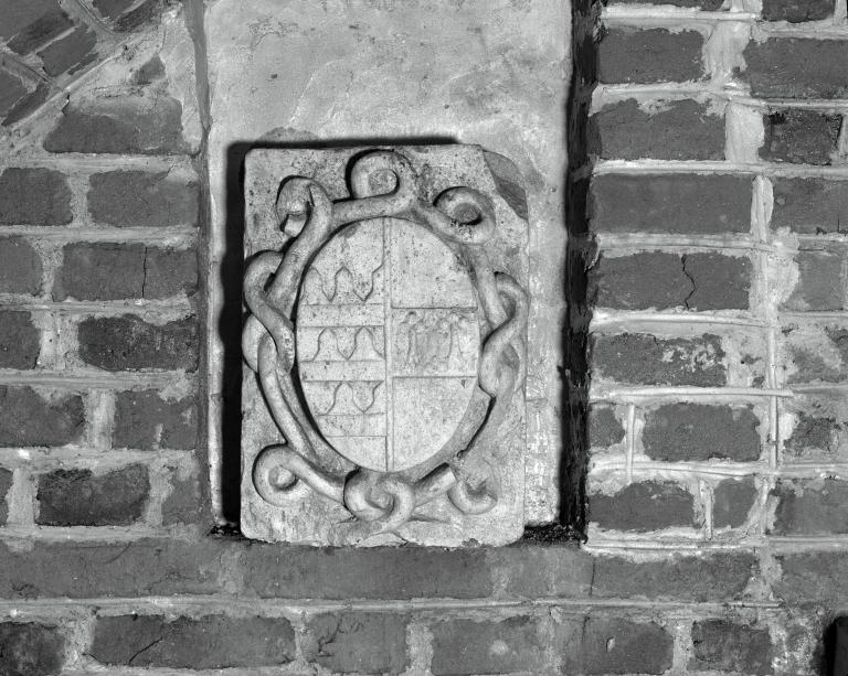 Ensemble de 2 bas-reliefs : Armoiries de Jacques II de Coucy-Vervins et de sa femme Antoinette d'Oignies