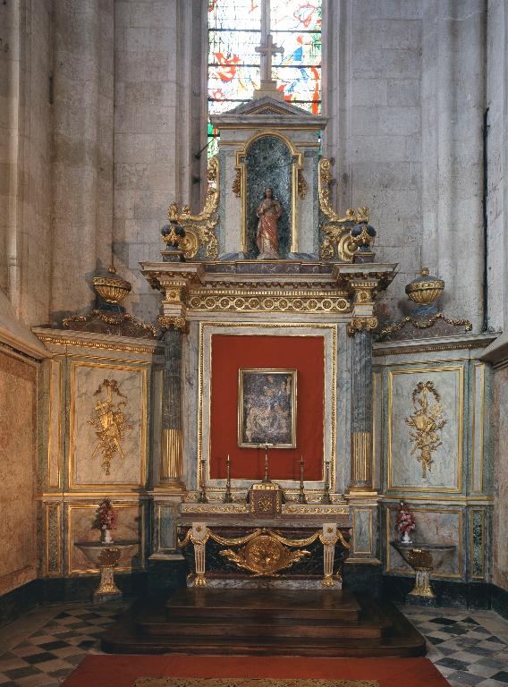Ensemble de l'autel secondaire de la chapelle du Sacré-Cœur (autel, tabernacle, retable, lambris de hauteur, paire de crédences)