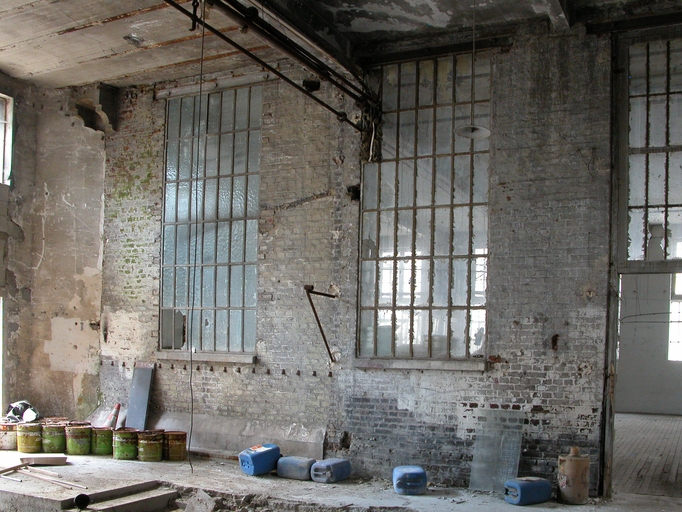 Ancienne usine de Remicourt (tissage de guipure), puis Décaudin et Béguin, puis de la Cotonnière de Saint-Quentin, puis usine de confection