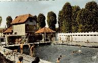 Piscine extérieure et bains-douches de Doullens, carte postale, vers 1950 (coll. part.).